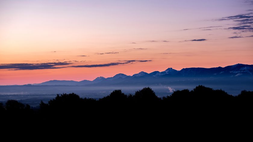 Ein Blick vom Irschenberg in das Mangfalltal und die Berge kurz vor Sonnenaufgang.