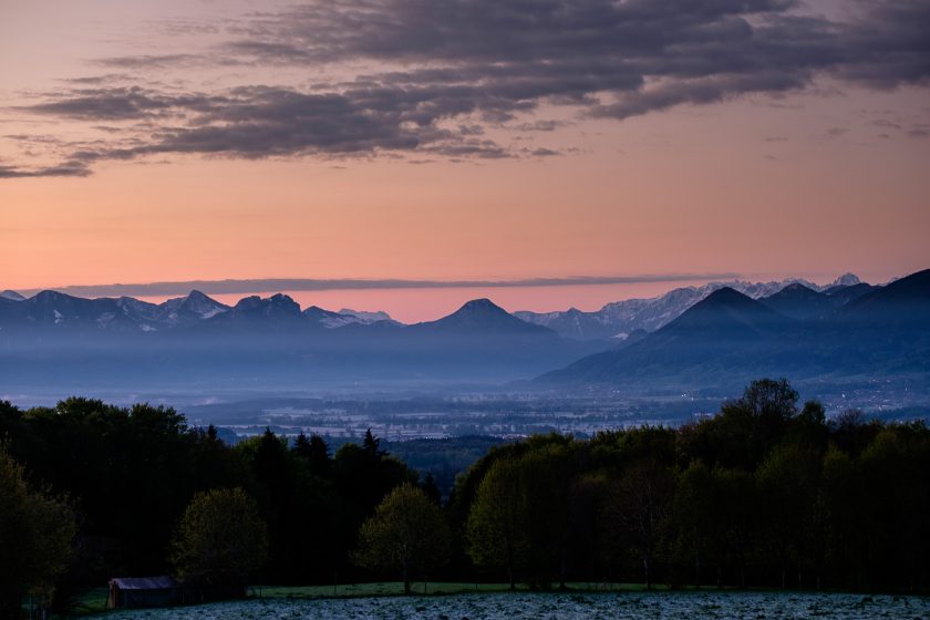 Ein Blick vom Irschenberg in das Mangfalltal und die Berge kurz vor Sonnenaufgang.