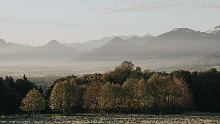 Ein Blick vom Irschenberg in das Mangfalltal und die Berge bei Nebel.