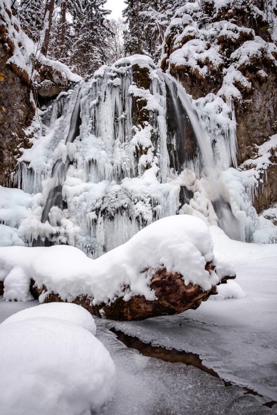 Wasserfall im Josefstal im Winter