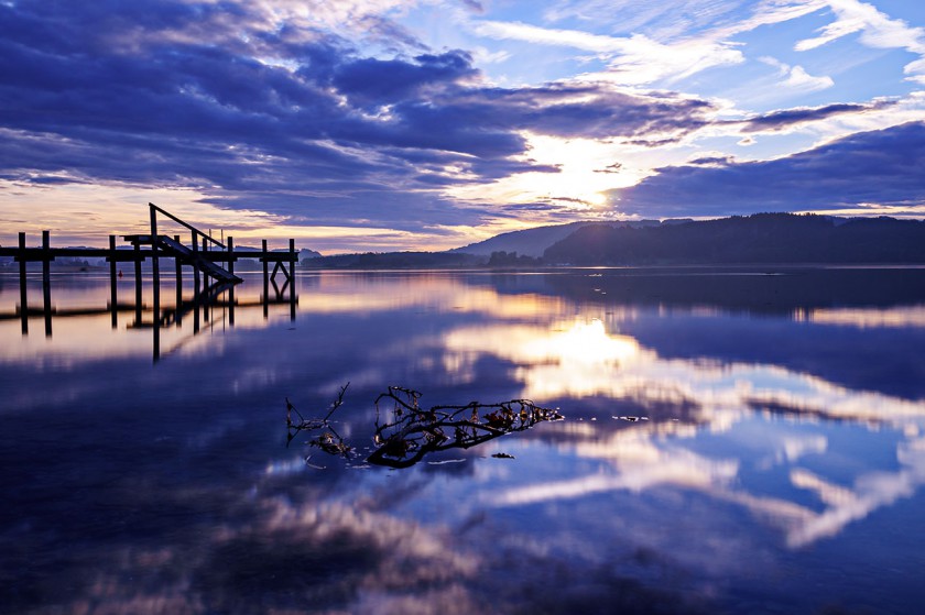 Steg am Simssee bei Sonnenaufgang